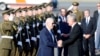 El presidente de EEUU, Joe Biden, es recibido por el presidente de Lituania, Gitanas Nauseda, cuando llega al aeropuerto de Vilnius antes de una cumbre de la OTAN en Vilnius, el 10 de julio de 2023.