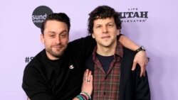 Kieran Culkin (kiri) dan Jesse Eisenberg menghadiri pemutaran perdana film yang mereka bintangi "A Real Pain" di Festival Film Sundance di Park City, Utah, pada 20 Januari 2024. (Foto: Charles Sykes/Invision/AP)