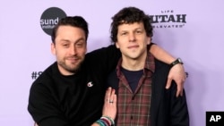 Kieran Culkin (kiri) dan Jesse Eisenberg menghadiri pemutaran perdana film yang mereka bintangi "A Real Pain" di Festival Film Sundance di Park City, Utah, pada 20 Januari 2024. (Foto: Charles Sykes/Invision/AP)