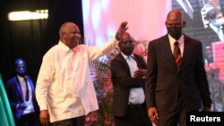 L'ancien président de la Côte d'Ivoire, Laurent Gbagbo, lance la formation d'un nouveau parti politique à l'hôtel Sofitel d'Abidjan, en Côte d'Ivoire, le 17 octobre 2021. (Reuters/Luc Gnago)