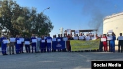 اعتراض کارکنان شرکت نفت فلات قاره ایران در جزیره سیری در روز یک‌شنبه ۱۹ آذر