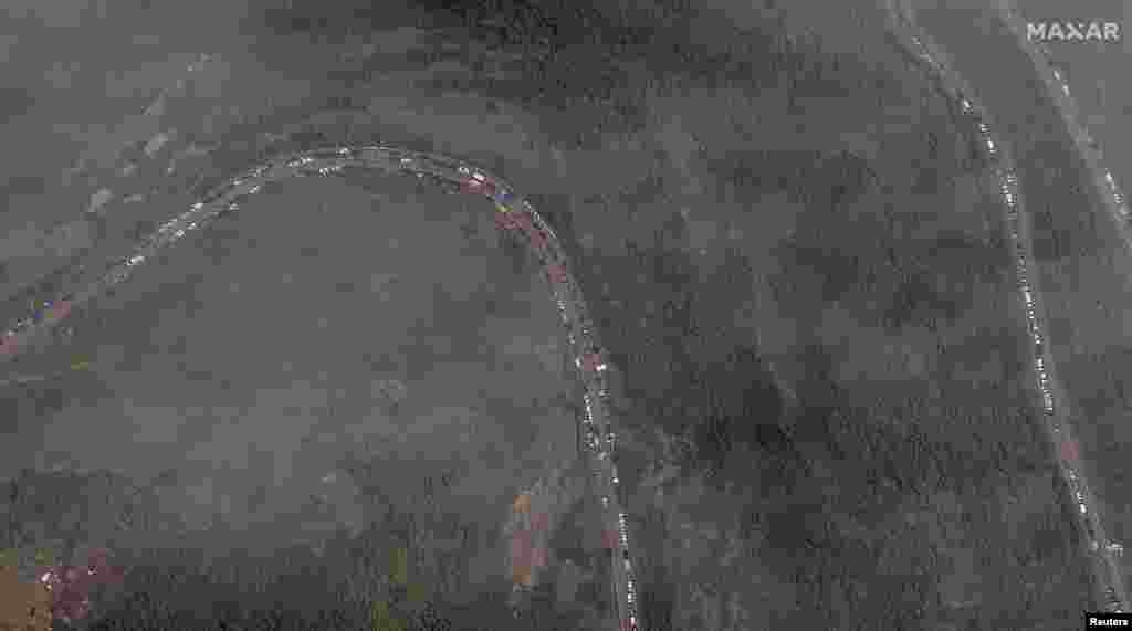 Maxar Technologies peyk vasitəsilə Laçın yolu üzrə hərəkət edən erməni sakinlərin avtomobillərinin fotosunu çəkib. (26 sentyabr, 2023)