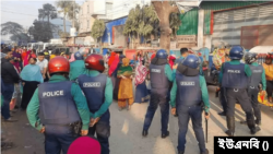 গাজীপুরের নাওজোড় এলাকায় পুলিশ ও পোশাক কারখানার শ্রমিকদের মধ্যে সংঘর্ষ। ৯ নভেম্বর, ২০২৩।