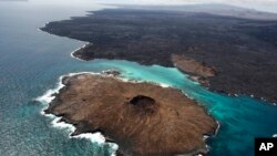 ARCHIVO - Una vista aérea de la isla Sombrero Chino, Islas Galápagos, Ecuador, 15 de enero de 2011.