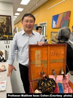 Daniel Haryono from the Ullen Sentalu Museum in Yogyakarta shows a chest with Wayang Tithi dolls at the University of Connecticut on 27 Oktober 2023. (Courtesy Photo: Professor Matthew Isaac Cohen)