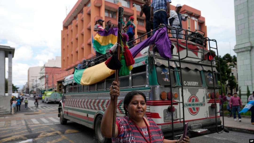 Ciudadanos que protestan en Guatemala exigen la renuncia de los titulares del Ministerio Público, el martes 10 de octubre de 2023.