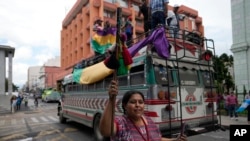 Ciudadanos que protestan en Guatemala exigen la renuncia de los titulares del Ministerio Público, el martes 10 de octubre de 2023.