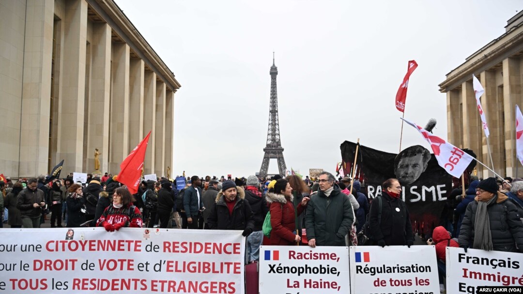 Fransa’da tartışmalı göç yasası başkent Paris başta olmak üzere birçok bölgede protesto edildi.