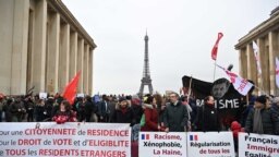 Fransa’da tartışmalı göç yasası başkent Paris başta olmak üzere birçok bölgede protesto edildi.