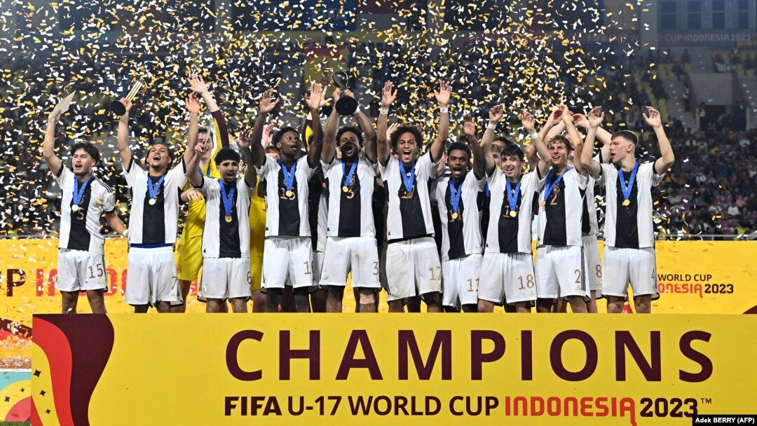 Para pemain Jerman merayakan kemenangannya pada laga final sepak bola FIFA U-17 World Cup Indonesia 2023 melawan Prancis di Stadion Manahan Solo, Jawa Tengah pada 2 Desember 2023. (Foto: Adek BERRY/AFP)