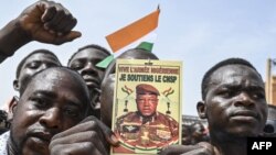 Wafuasi wa Baraza la Kitaifa la Ulinzi la Nchi ya Niger (CNSP) wakifanya maandamano nje ya kambi ya jeshi Niger na Ufaransa Septemba 2, 2023. Picha na AFP