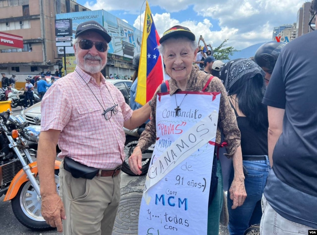 Una persona muestra un cartel que reza "Ganamos" en una protesta en Caracas el 17 de agosto de 2024, en alusión a lo que la oposición sostiene como la victoria frente al oficialismo en las elecciones presidenciales del 28 de julio de 2024. [Fotos, VOA]