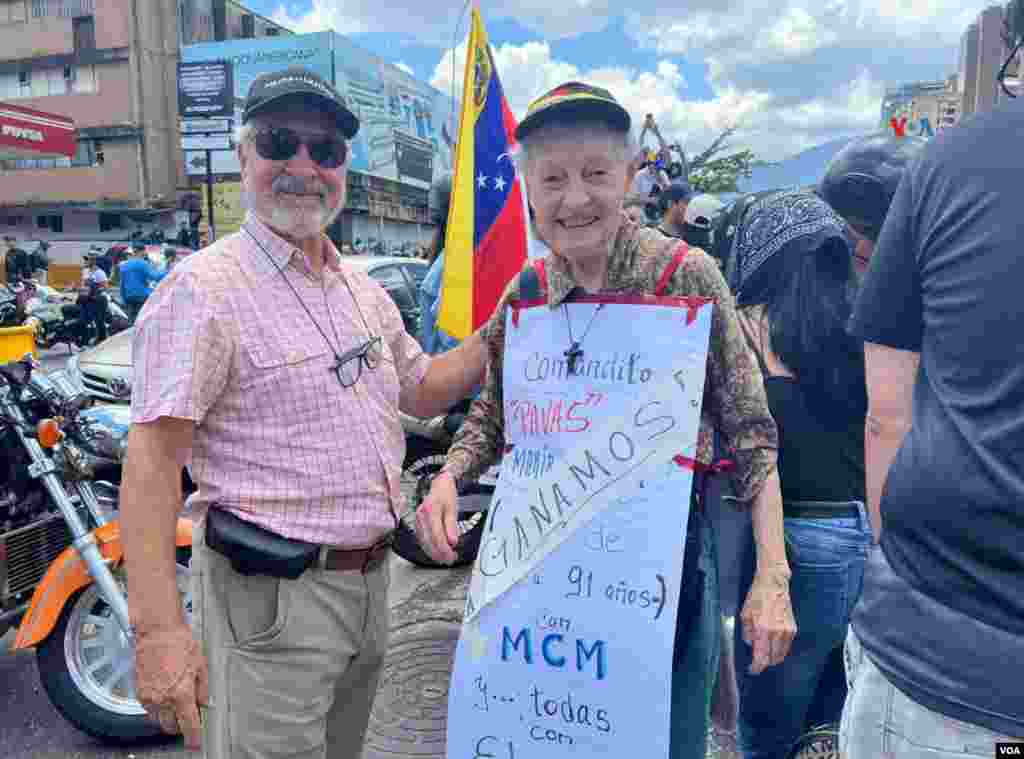 Una persona muestra un cartel que reza &quot;Ganamos&quot; en una protesta en Caracas el 17 de agosto de 2024, en alusión a lo que la oposición sostiene como la victoria frente al oficialismo en las elecciones presidenciales del 28 de julio de 2024. [Fotos, VOA]