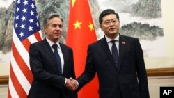যুক্তরাষ্ট্রের পররাষ্ট্রমন্ত্রী অ্যান্টনি ব্লিংকেন (বামে) চীনের পররাষ্ট্রমন্ত্রী কিন গ্যাংয়ের (ডানে) সঙ্গে করমর্দন করছেন (১৮ জুন, ২০২৩) 