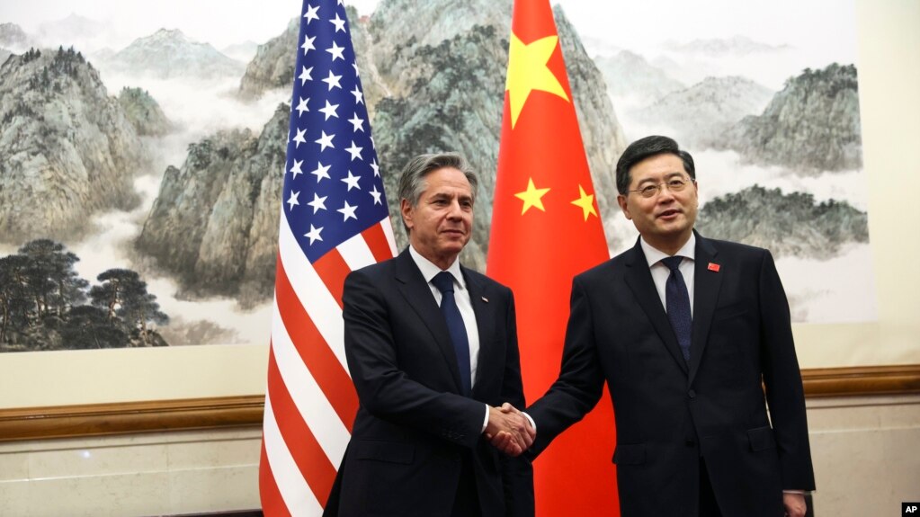 El Secretario de Estado de Estados Unidos, Antony Blinken, a la izquierda, posa para una fotografía con el Ministro de Relaciones Exteriores de China, Qin Gang, a la derecha, en la Casa de Huéspedes Estatal Diaoyutai en Beijing, China, el 18 de junio de 2023.