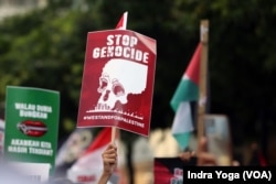 Poster stop genosida dalam aksi bela Palestina di depan Kantor PBB di Jakarta pada Jumat (20/10) siang. (VOA/Indra Yoga)