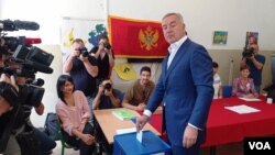 Bivši crnogorski predsjednik Milo Đukanović glasa na izborima (Foto: VOA, Sanja Novaković)