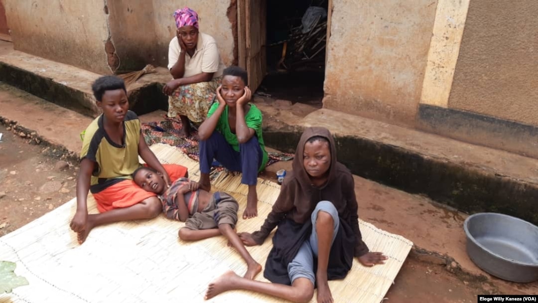 Umupfasoni Seraphine Irambona, kumwe n'abana biwe