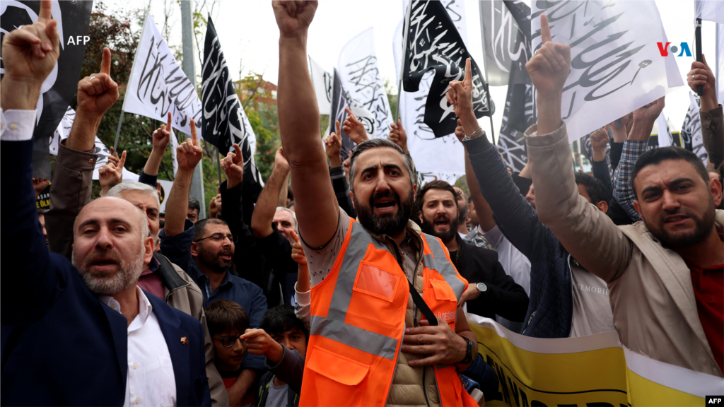 Cuando se conoció la noticia de la llegada de Antony Blinken a Cisjordania, los palestinos salieron a protestar por el apoyo de Estados Unidos a la guerra de Israel en Gaza. Sostenían carteles con mensajes como: &ldquo;Tienes sangre en las manos, Blinken&rdquo;.