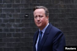 Mantan Perdana Menteri Inggris David Cameron di luar 10 Downing Street, London, Inggris, 13 November 2023. (REUTERS/Suzanne Plunkett)