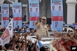 Kandidat presiden Prabowo Subianto menyapa pendukungnya saat kampanye di Medan, Sumatera Utara, Indonesia, Sabtu, 13 Januari 2024. (AP/Binsar Bakkara)