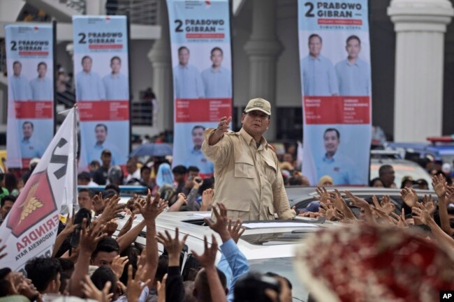 Kandidat presiden Prabowo Subianto menyapa pendukungnya saat kampanye di Medan, Sumatera Utara, Indonesia, Sabtu, 13 Januari 2024. (AP/Binsar Bakkara)