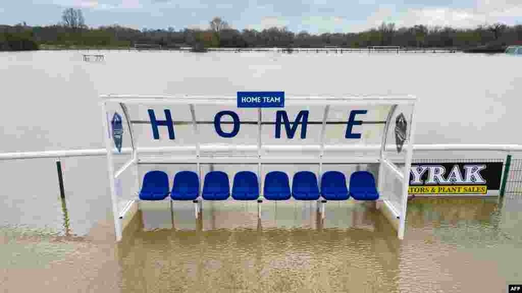 Air banjir menutupi lapangan di klub sepak bola Buckhurst Hill, London timur laut setelah hujan lebat mengakibatkan banjir di sebagian besar wilayah Inggris. (AFP)