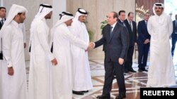 Rais wa Misri Abdel Fattah El-Sisi alipokutana na Amir wa Qatar Sheikh Tamim bin Hamad Al Thani huko Cairo, Misri, Novemba 10, 2023. Picha REUTERS 