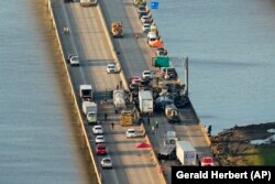 Tabrakan multi-kendaraan terjadi di Interstate 55 Lousiana, Senin, 23 Oktober 2023. Kabut superfog akibat kebakaran rawa di Louisiana selatan dan kabut pagi yang tebal menyebabkan banyak kecelakaan lalu lintas. (Foto AP/Gerald Herbert)