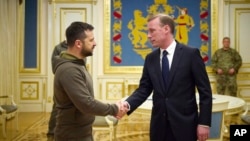 Владимир Зеленский приветствует советника Белого дома по национальной безопасности Джейка Салливана в Киеве, 4 ноября 2022 года.