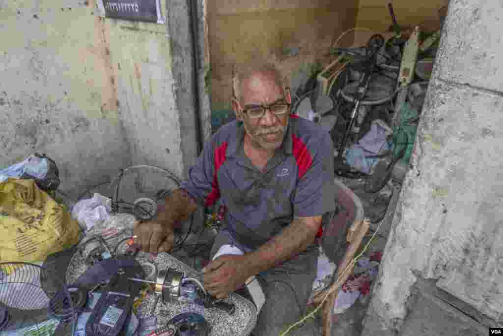 Ramadan, 65, a fan repair technician, says his business volume this summer is &quot;the highest I&#39;ve ever seen since I started this job 20 years ago. Many are opting to fix their old fans,&quot; instead of buying new ones during this time when Egyptians are dealing with a steep rise in the cost of living. (Hamada Elrasam/VOA)&nbsp;