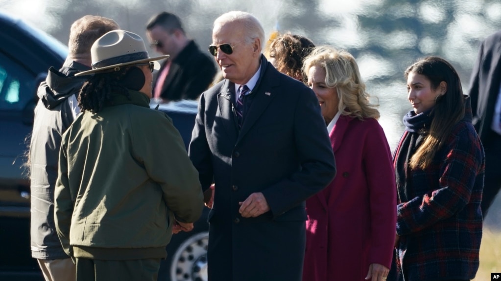 U.S. President Joe Biden and first lady Jill Biden greet people at they arrive near Valley Forge, Pennsylvania, Jan. 5, 2024. 