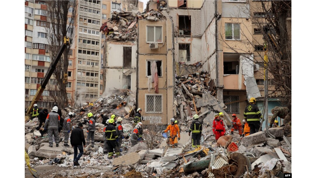 Gedung apartemen rusak setelah serangan drone Rusia di Odesa, Ukraina, 2 Maret 2024. (Foto: AFP)