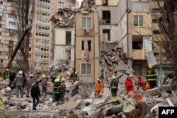 Gedung apartemen rusak setelah serangan drone Rusia di Odesa, Ukraina, 2 Maret 2024. (Foto: AFP)