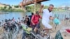 Migrantes cruzan de manera irregular sobre el alambre de púas hacia Eagle Pass, Texas, con la intención de ser procesados por autoridades fronterizas el 25 de septiembre de 2023.