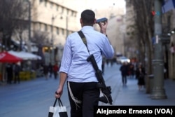 Es muy común ver civiles armados en las calles de Jerusalén, pero hay muchos más desde que comenzó la guerra contra Hamás.