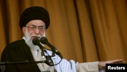 İran'ın dini lideri Ayetullah Ali Hamaney, “Bu yıkıcı deprem (Hamas'ın saldırısı) İsrail'deki bazı kritik yapıları tahrip etti, bunların onarımı kolay olmayacak. Bu felaketin suçlusu Siyonist rejimin kendi eylemleridir” şeklinde konuştu.