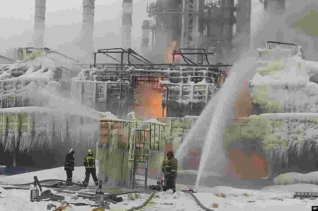 На оваа фотографија објавена на каналот на Телеграм на шефот на окружната администрација на Кингсеп, Јуриј Запалатски, пожарникарите го гаснат пожарот во вториот по големина руски производител на природен гас, Новатек во Уст-Луга, 165 километри југозападно од Санкт Петербург, Русија.