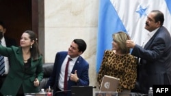 (De izquierda a derecha) Los congresistas hondureños del partido Libertad y Refundación (LIBRE), Cherly Arriaga, Fabricio Sandoval, Angélica Smith y Carlos Zelaya Rosales se toman foto después de la aprobación del presupuesto nacional en el Congreso en Tegucigalpa el 12 de enero de 2023.