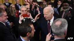 Rais Joe Biden akisalimiana na watu wakati alipokutana na mameya huko White House Januari 19,2024