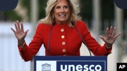 លោកស្រី Jill Biden ភរិយា​ប្រធានាធិបតី​សហរដ្ឋ​អាមេរិក​លោក Joe Biden ថ្លែង​សុន្ទរកថា​នៅ​ពិធី​មួយ​នៅ​ទីស្នាក់ការ​អង្គការ​យូណេស្កូ ក្នុង​ទី​ក្រុង​ប៉ារីស​ប្រទេស​បារាំង កាល​ពី​ថ្ងៃ​ទី​២៥ ខែ​កក្កដា ឆ្នាំ​២០២៣។