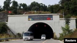 2023年10月15日，车辆通过巴基斯坦开伯尔普赫图赫瓦省阿伯塔巴德哈扎拉高速公路沿线的阿伯塔巴德一号隧道，该隧道是中巴经济走廊的一部分。（路透社照片）