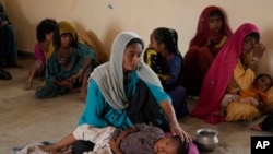 ২০২৩ সালের ১৪ জুন পাকিস্তানের থাট্টার কাছে ঘারোতে ঘূর্ণিঝড় বিপর্যয় কাছাকাছি আসার কারণে উপকূলীয় অঞ্চলে অবস্থিত তাদের গ্রামগুলো থেকে পালিয়ে যাওয়ার পরে একজন নারী তার সন্তানের যত্ন নিচ্ছেন। তিনি এখন অন্যান্য পরিবারের সাথে একটি বিদ্যালয়ে আশ্রয় নিয়েছেন। 