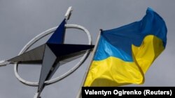 资料照：乌克兰国旗和北约标识