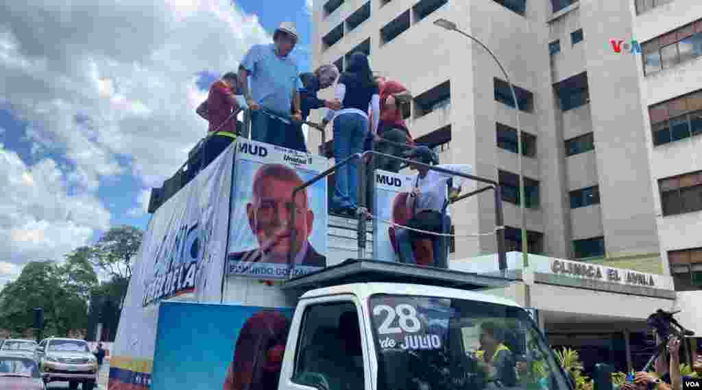 La imagen del candidato presidencial Edmundo González puede verse en un carro el 17 de agosto de 2024 en Caracas, Venezuela. La oposición convocó a una marcha de protesta por los resultados de las elecciones dados a conocer por el Consejo Nacional Electoral el 28 de julio.&nbsp;[Fotos, VOA].