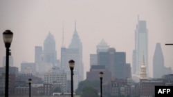 ภาพของท้องฟ้านครฟิลาเดลเฟีย รัฐเพนซิลเวเนีย ที่ได้รับผลกระทบจากเหตุการณ์ไฟป่าที่แคนาดา ซึ่งถูกบันทึกไว้เมื่อ 7 มิ.ย. 2566 (AFP)