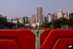 香港维多利亚公园将在6月4日举办受到官方鼓励的香港同乡社团家乡市集嘉年华活动，工人正在为此活动清理维多利亚公园。（2023年5月29日）