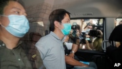 资料照片：香港亲民主议员许智峰被香港警方逮捕。（2020年8月26日）