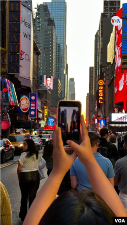 Manhattanhenge, el espectáculo natural del solo alineado con los rascacielos de la ciudad de Manhattan, en Nueva York, EEUU. [Foto: Ronen Suarc/VOA]