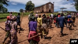Mamia ya watu wakipita mbele ya kanisa la Mubirizi, ambapo zaidi ya Watutsi 14,000 waliuawa wakati wa mauaji ya Kimbari ya Rwanda mwaka 1994. Picha na Clement DI ROMA / AFP. 